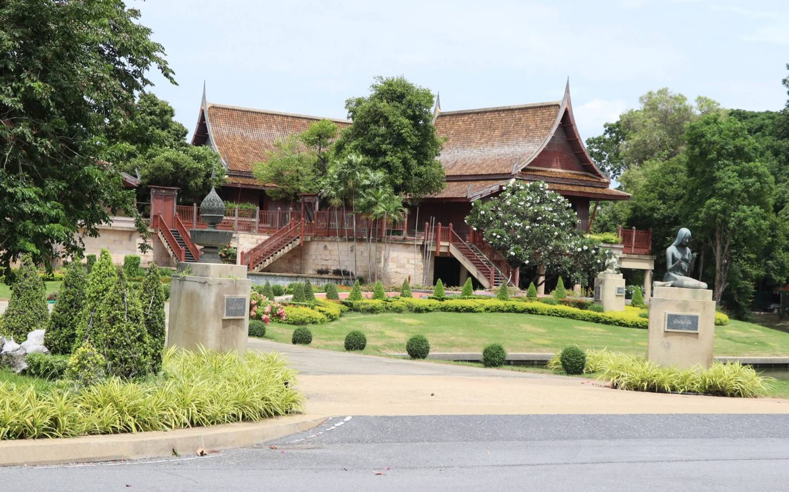 title - ศูนย์ส่งเสริมและพัฒนาอาชีพเสริมนอกภาคการเกษตร (ศูนย์ศิลปาชีพ บางไทรฯ (เดิม)) ขอเชิญชวนทุกท่านมาสัมผัสประสบการณ์การท่องเที่ยวภายในพื้นที่ของ ศพส. 